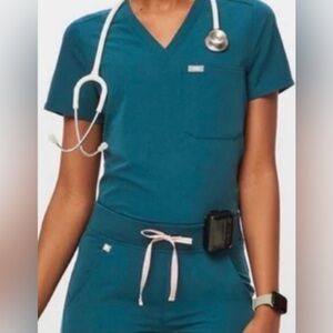 Figs scrub Top Catarina in Caribbean Blue Large